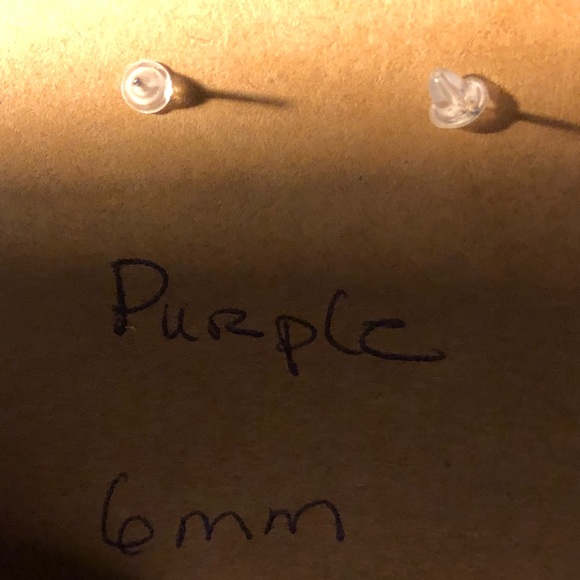 Earrings Studs - Picture 3 of 3